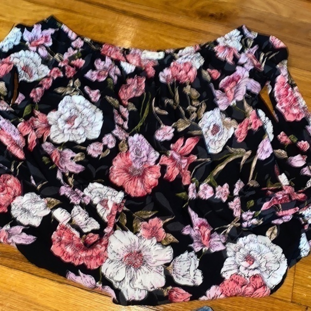 Womens floral cropped flowy Billabong top EUC.